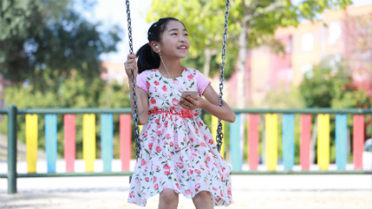 Een 6-jarig meisje wonderbaarlijk overleeft nadat ze per ongeluk bijtende soda heeft ingeslikt