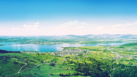 Alleen God, die de identiteit van de Schepper heeft, bezit het unieke gezag