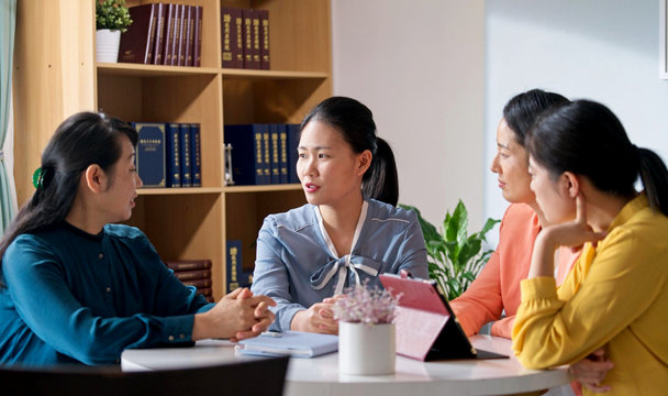 De belofte van de Heer luidt dat hij zal wederkeren om ons mee te nemen naar het hemelse koninkrijk, maar toch zeggen jullie dat de Heer al is geïncarneerd om het oordeelswerk in de laatste dagen te doen. De Bijbel voorspelt duidelijk dat de Heer op wolken zal neerdalen met kracht en grote glorie. Dat is iets heel anders dan wat jullie hebben verklaard, namelijk dat de Heer al is geïncarneerd en heimelijk onder de mensen is neergedaald.